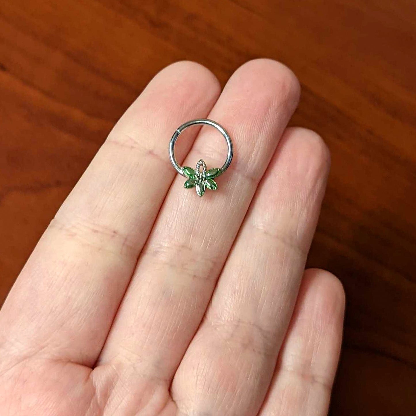 16 Gauge 3/8 Green Gem Texture Loopy Pot Leaf Hinged Segment Ring